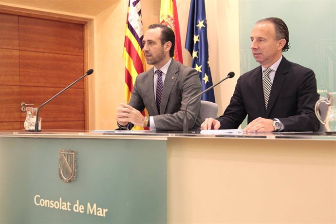 Archivo - El expresidente del Govern José Ramón Bauzá y el exconseller Carlos Delgado, en una imagen de 2013 en el Consolat de Mar.