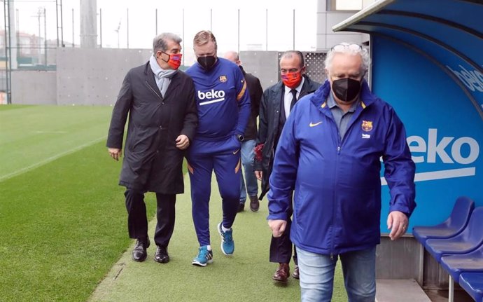 Archivo - El nuevo presidente del FC Barcelona, Joan Laporta, con el entrenador del primer equipo de fútbol, Ronald Koeman, durante su visita a la Ciutat Esportiva Joan Gamper