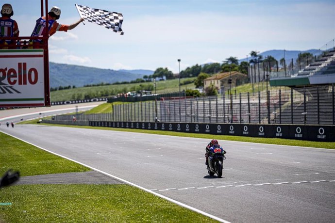 Fabio Quartararo cruza la meta como ganador del GP Italia 2021