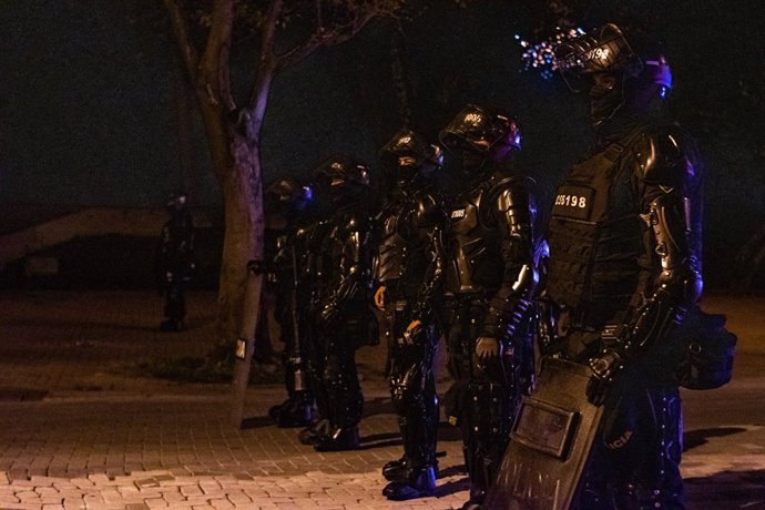 Efectivos del Escuadrón Móvil Antidisturbios (ESMAD) de Colombia durante las protestas contra el Gobierno en Medellín.