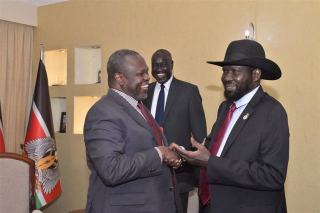 Archivo - Riek Machar, primer vicepresidente, y Salva Kiir, presidente de Sudán del Sur