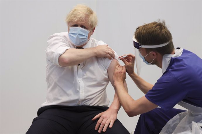 El primer ministro de Reino Unido, Boris Johson, recibe la segunda dosis de la vacuna contra el coronavirus