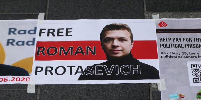 Retrato de Roman Protasevich exigiendo su puesta en libertad durante una manifestación en su apoyo en Dublín, Irlanda.