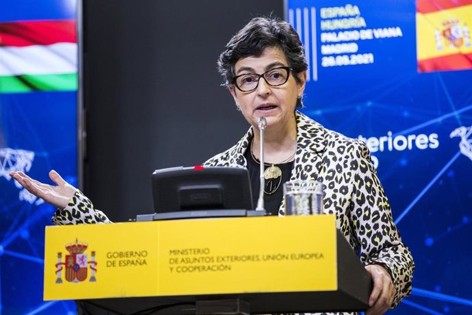 La ministra de Asuntos Exteriores, Unión Europea y Cooperación, Arancha González Laya (d), durante una rueda de prensa junto al ministro de Asuntos Exteriores de Hungría en el Palacio de Viana, a 26 de mayo de 2021, en Madrid (España).