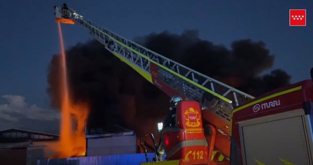 Cuatro dotaciones de Bomberos de la Comunidad intervienen en el incendio de una nave industrial en Yuncos (Toledo)