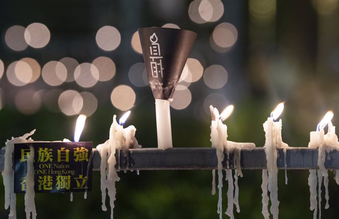 Archivo - 04 June 2020, China, Hong kong: People wear face masks and hold candles at the Victoria Park as they attend a vigil to mark the 31st anniversary of the 1989 Tiananmen Square protests. Photo: Jayne Russell/ZUMA Wire/dpa