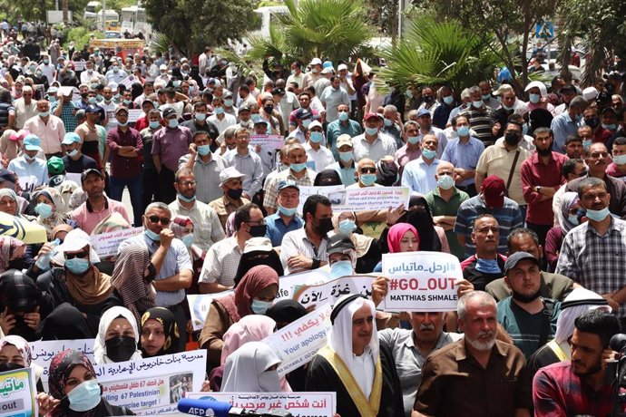 Empleados palestinos de la UNRWA participan en una protesta para exigir la salida de Matthias Schmale, director de operaciones.