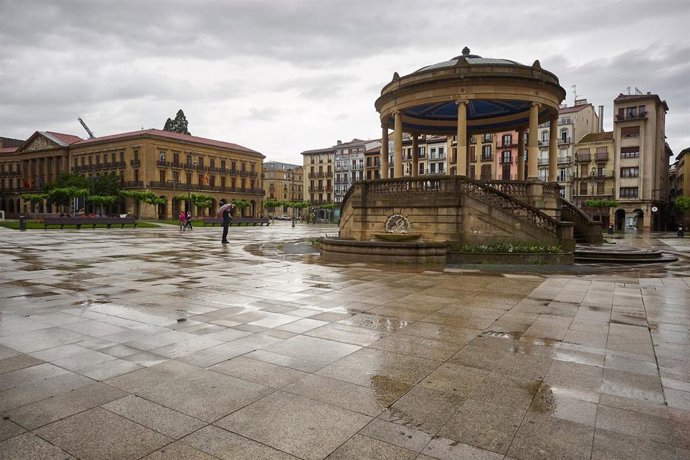 Archivo - Lluvia Plaza del Castillo de Pamplona, a 10 de mayo de 2020.