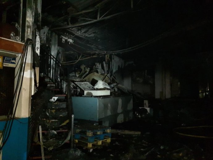 Estado del interior de la nave industrial afectada por un incendio en el polígono El Viso de la capital malagueña
