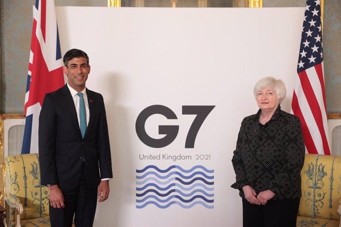 03 June 2021, United Kingdom, London: UKChancellor of the Exchequer Rishi Sunak (L) welcomes US Treasury Secretary Janet Yellen before a bilateral meeting ahead of the G7 Finance Ministers meeting on Friday. Photo: Hannah Mckay/PA Wire/dpa