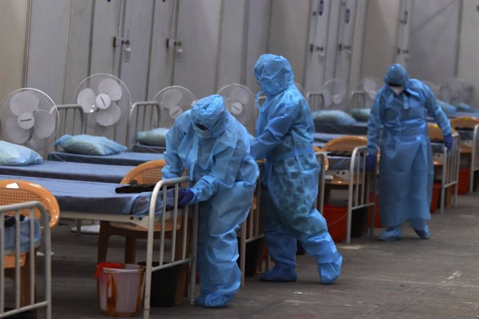Trabajadores sanitarios preparan un hospital de campaña en India ante la pandemia de coronavirus
