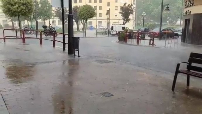 Imagen de la granizada que cayó ayer en Logroño