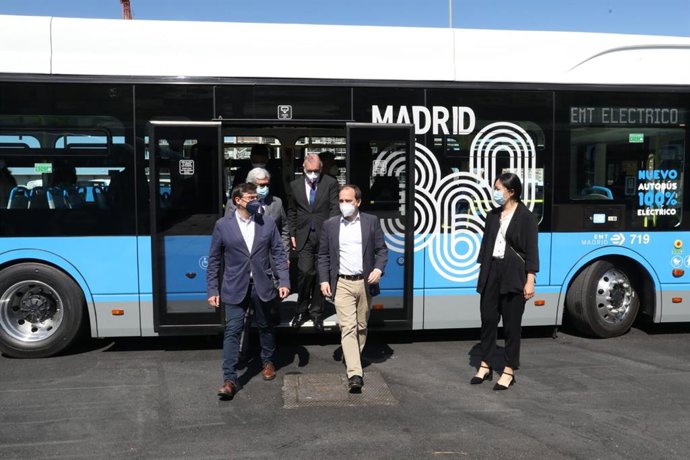 El delegado de Medio Ambiente y Movilidad, Borja Carabante, presenta una flota de autobuses eléctricos de la EMT.