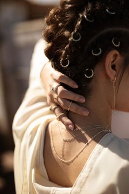 Las colecciones están formadas principalmente por anillos, pendientes, piercings y gargantillas fabricadas en plata de ley y bañadas en rodio, oro amarillo o rosa y culminadas con piedras naturales y circonitas.