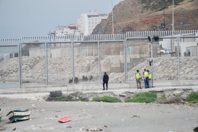 Varios agentes de Guardia Civil, desplegados en la valla de la playa del Tarajal,  a 31 de mayo de 2021, en Ceuta (España). Un grupo de diez marroquíes han intentado entrar a nado en Ceuta, pero Marruecos ha abortado el pase movilizando a sus agentes po