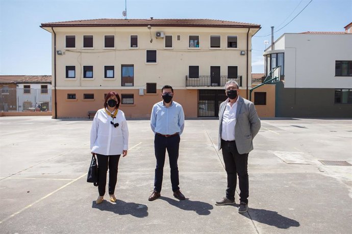 El director general de Administración Local, Jesús Mari Rodríguez (centro); el alcalde de Milagro, José Ignacio Pardo, y la concejala del ayuntamiento de Milagro, Belén Cerdán