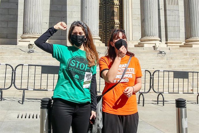 Archivo - Dos mujeres con una camiseta de `Stop desahucios durante una manifestación ante el Congreso celebrada el pasado mes de marzo