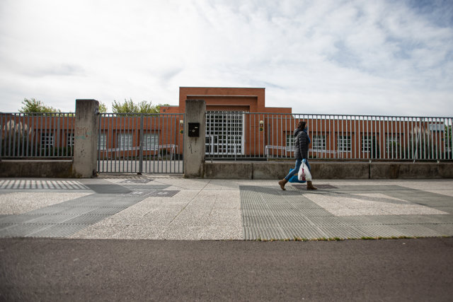 Una mujer pasa frente a un colegio cerrado en Vitoria / País Vasco