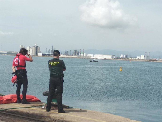 Castellón.- Buzos, una embarcación y un helicóptero retoman la búsqueda del estibador desaparecido
