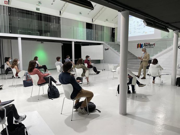 Los estudiantes asisten a la sesión impartida por Juan Álvarez, director médico de la Fundación Pfizer