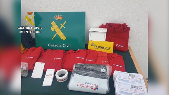 La Guardia Civil detiene a dos estafadores que se hacían pasar por trabajadores de correos para conseguir cartas dirigidas a otras personas.