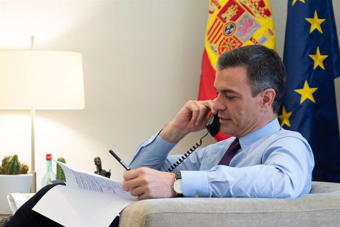 Arxiu - El president del Govern central, Pedro Sánchez, parla per telfon.