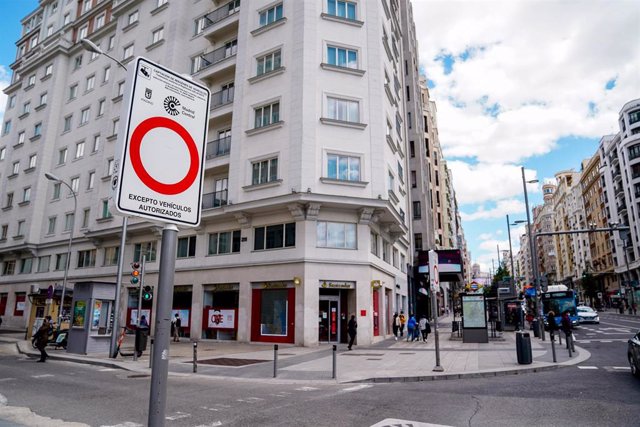 Una señal indicativa de Madrid Central en una vía de la capital, a 11 de mayo de 2021, en Madrid (España). La zona de bajas emisiones que implementó la antigua alcaldesa del Ayuntamiento de Madrid en el centro de la capital el 30 de noviembre