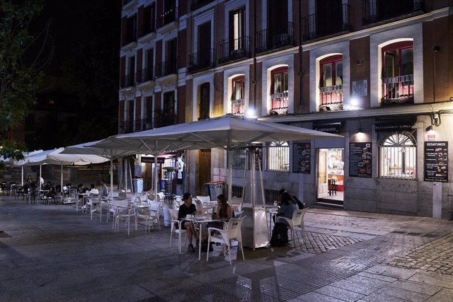 Varias personas en una cafetería de Madrid. La hostelería es uno de los sectores con mayor número de concursos.