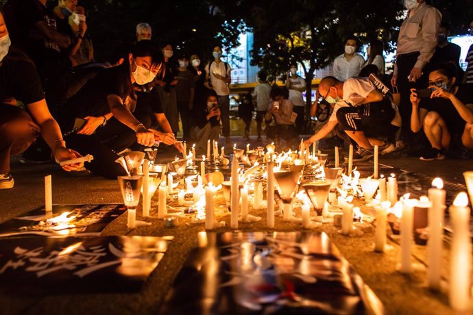 Archivo - 04 June 2020, China, Hong kong: Demonstrators light candles Candles in Victoria Park during a vigil to mark the 31st anniversary of the 1989 Tiananmen Square protests. Photo: Willie Siau/SOPA Images via ZUMA Wire/dpa