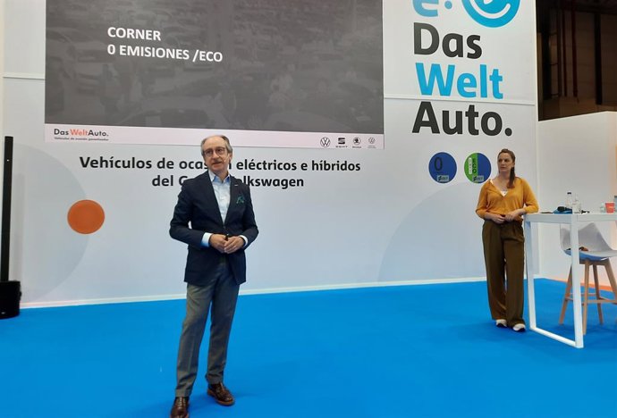 Antonio García y Carolina Vallés en el Salón del Vehículo de Ocasión de Madrid.