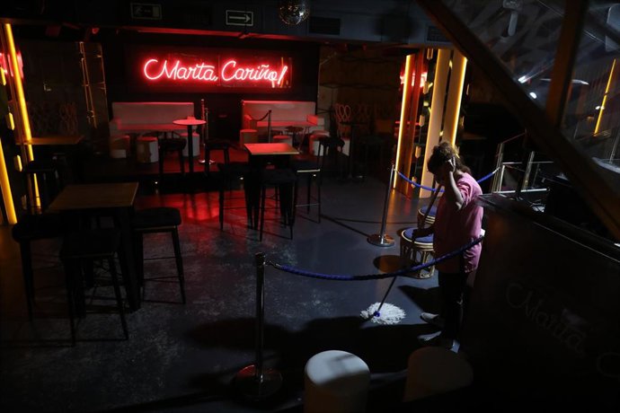 Archivo - Una trabajadora limpia el suelo del Restaurante Marta, Cariño!, en Madrid (España), a 16 de octubre de 2020. 