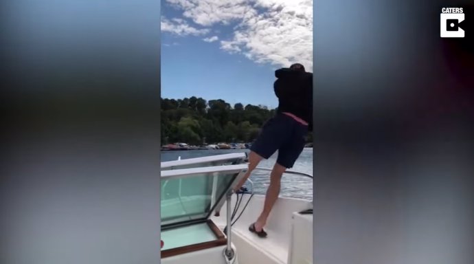 Capturan en vídeo el hilarante momento en que un joven se cae por la borda después de lanzar la caña de pescar