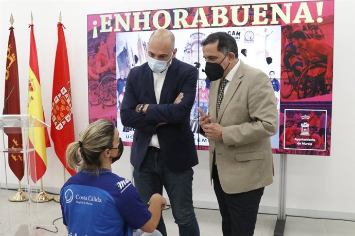 El alcalde y el concejal de Deportes felicitan al UCAM Murcia BSR