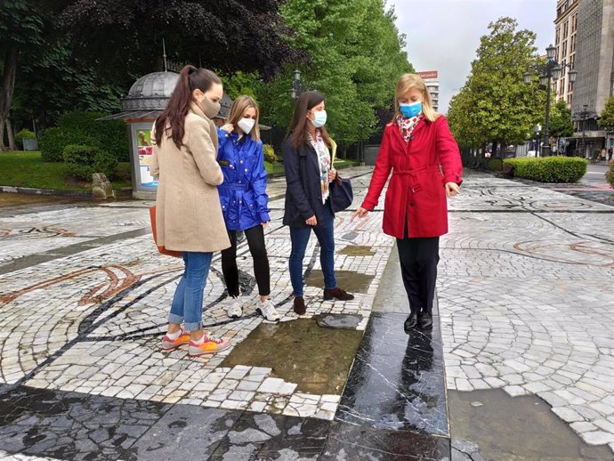 La portavoz de Vox en el Ayuntamietno de Oviedo, Cristina Coto, en el Paseo de los Álamos.