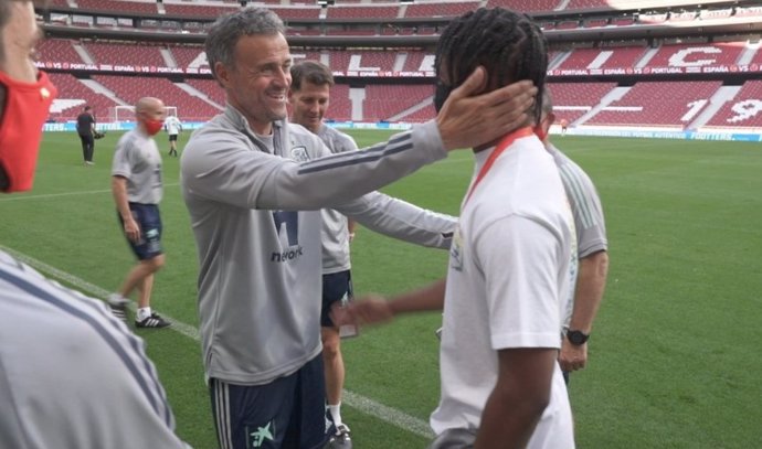 Ansu Fati saluda al seleccionador Luis Enrique durante su visita al entrenamiento de la selección española en el Wanda Metropolitano