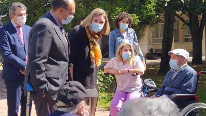 Blanco (C) en su visita a la residenca mixta de la Armunia, en León.