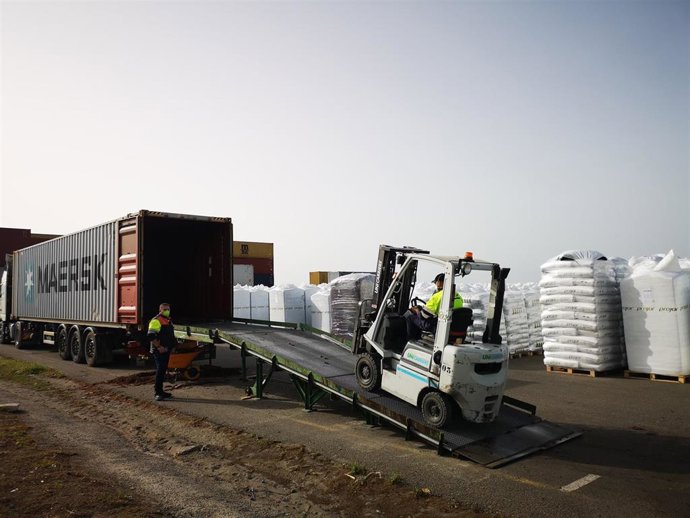 Carga de contenedores en el puerto de Almería