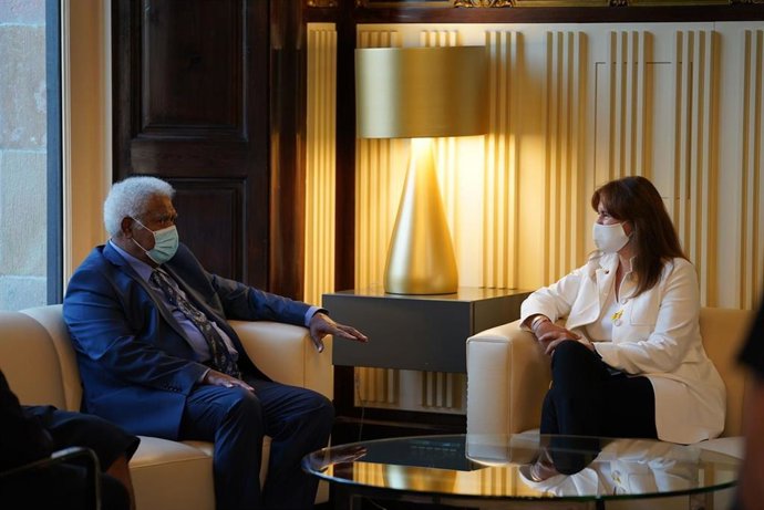 La presidenta del Parlament, Laura Borrs, y el presidente del Congreso de Nuova Caledonia, Roch Wamytan, firman un acuerdo de colaboración entre ambas cámaras