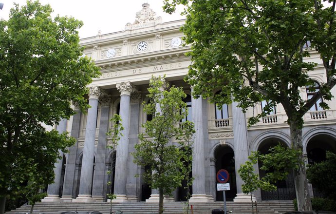 Exterior del Palacio de la Bolsa, a 13 de mayo de 2021, en Madrid (España). El Ibex 35 cedía un 1,94% en la media sesión de este jueves, alejándose de los 8.900 puntos, arrastrado por las caídas registradas ayer en Wall Street y esta madrugada en los ín