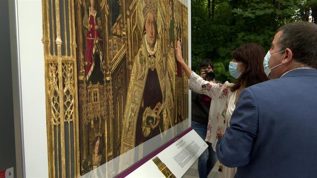 Ana Redondo toca la reproducción del cuadro 'Santo Domingo de Silos entronizado obispo', de Bartolomé Bermejo, una de las piezas que forma parte de la muestra reunida en el Paseo del Príncipe del Campo Grande.
