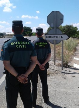 Archivo - Una pareja de guardias civiles en las inmediaciones de Montilla