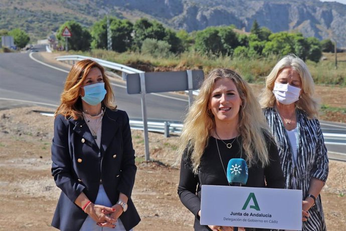 Archivo - La delegada de la Junta de Andalucía en Cádiz, Ana Mestre, en la carretera A-2302 tras la finalización de las obras por parte de la Junta.