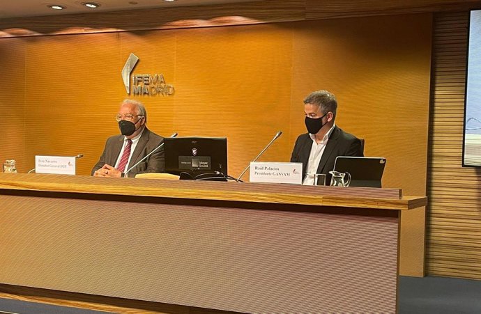 Pere Navarro y Raúl Palacios en el Salón del Vehículo de Ocasión de Madrid.