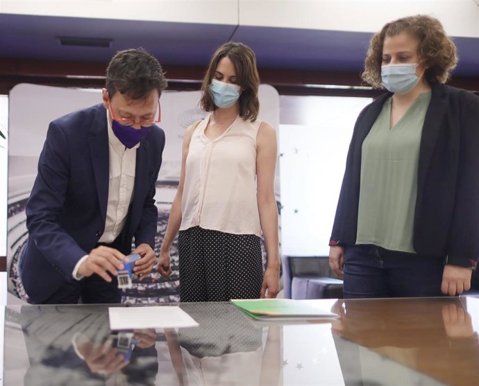 La portavoz del grupo municipal de Más Madrid, Rita Maestre (centro), y la concejala Esther Gómez (d), registran en la Oficina del Parlamento Europeo el escrito para la Comisión de Peticiones del Parlamento sobre la eliminación de Madrid Central