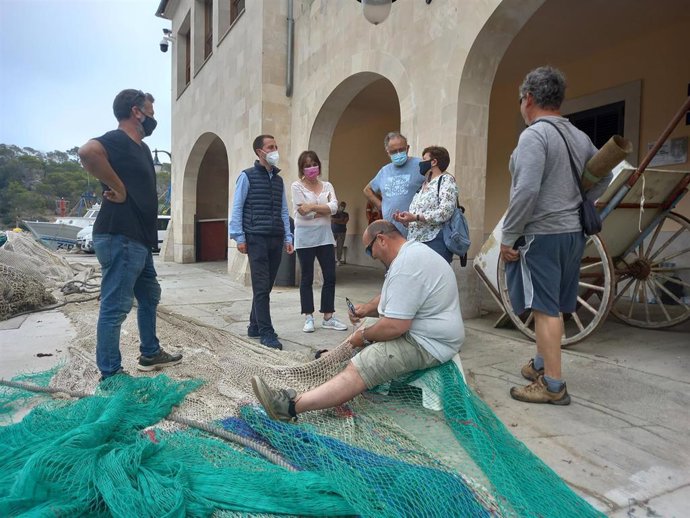 El presidente del Partido Popular de Mallorca, Lloren Galmés, con los pescadores de Cala Figuera.