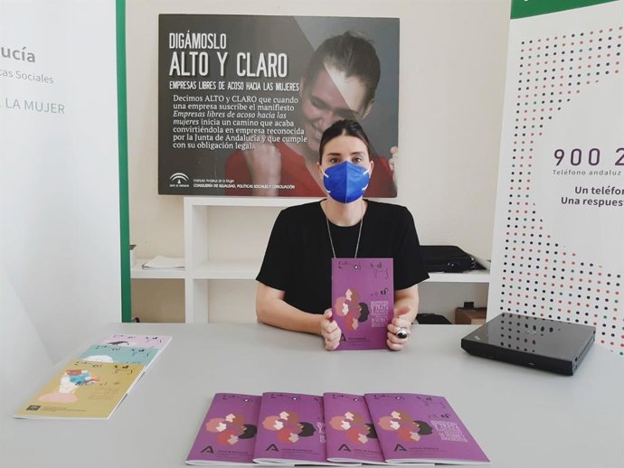 Marta Gómez, la asesora del programa del IAM en Sevilla, durante la presentación del último número de 'Cuadernos para la salud de las mujeres'