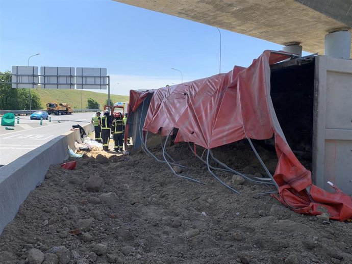 Herido un camionero al volcar y derramar 20.000 kilos de arena en la M-31