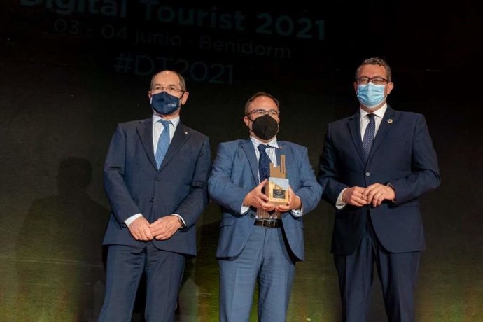 El director general de Turismo de la Junta de Extremadura, Francisco Martín Simón, recibe el premio para la región dentro del Congreso Digital Tourist 2021
