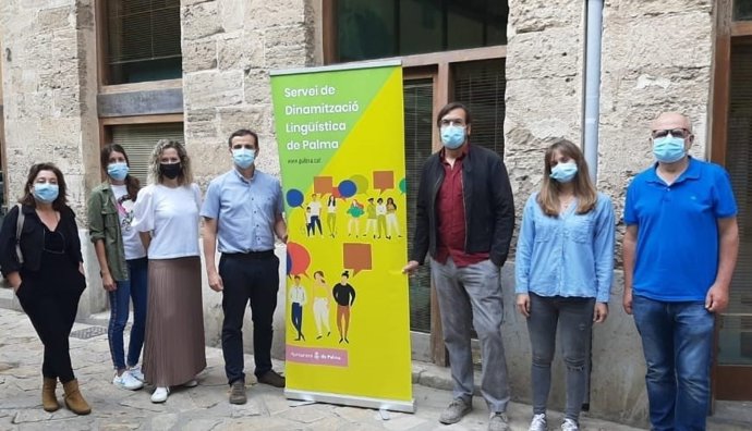 Palma promueve el uso del catalán con puntos de conversación y un taller de podcast.