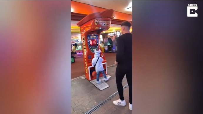 Este joven mide su fuerza con una máquina de boxeo y el hermano de su novia resetea la máquina antes de saber la puntuación